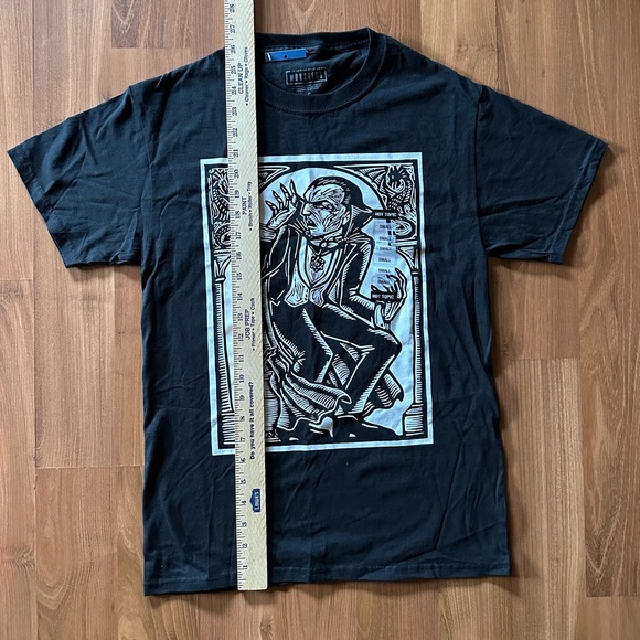 NWT Dracula ๐ง๐ป Universal Studios Monsters T-Shirt Size Small Hot Topic ๐ค - Picture 3 of 6